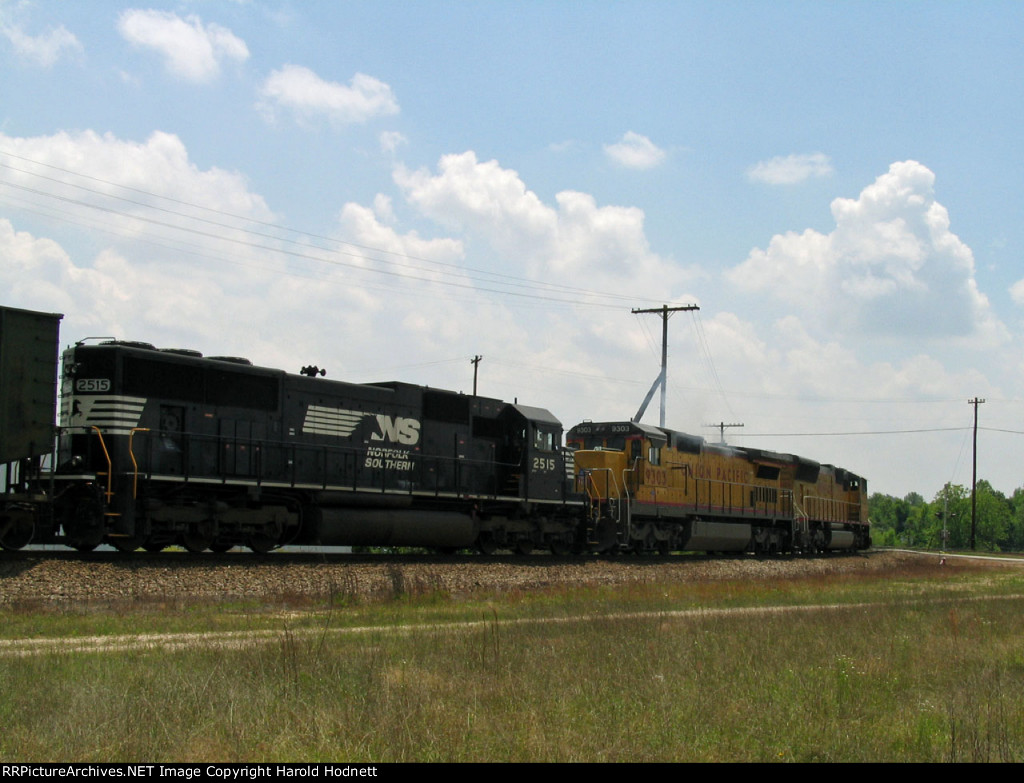 NS 2515 works on CSX train Q478